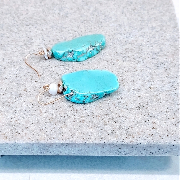 SLICED HOWLITE GOLD TONE STAINLESS STEEL HOOK EARRINGS - Picture 5 of 7